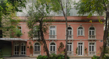 Casona Roma Norte lives in the bones of a restored 1920s mansion.